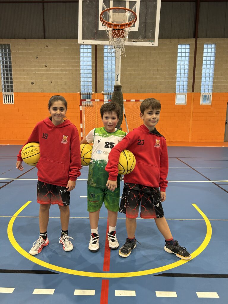 Tres jugadores del Basketdeza acuden a la preselección de las selecciones gallegas