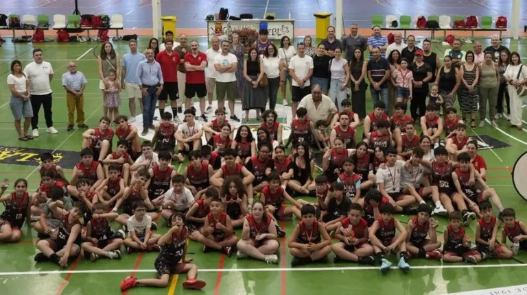 Un año de éxito para el Basketdeza, que celebró su fiesta de fin de temporada